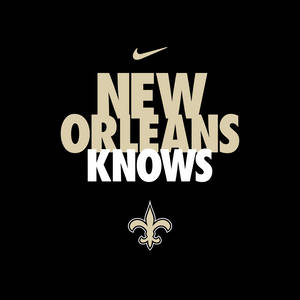 黑色背景上帶有鳶尾花標誌的Nike New Orleans Knows文字
