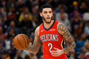 身穿紅色Pelicans球衣的籃球運動員在比賽中運球。