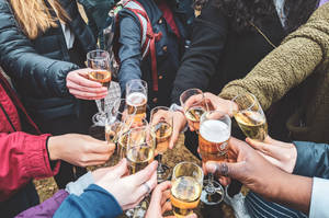 朋友們在戶外用香檳杯敬酒。 — 3:2 壁紙