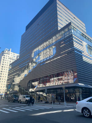 現代玻璃建築在晴朗日子裡反射周圍城市景觀。 — 建築 壁紙