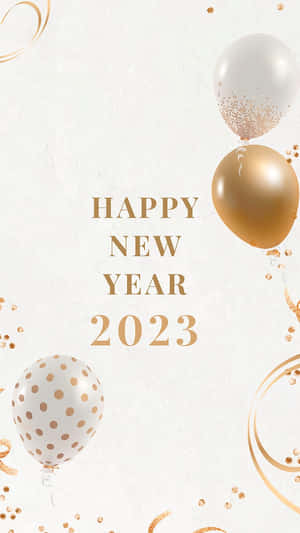 在奶油色背景上，用金色和白色氣球及五彩紙屑裝飾的2023年新年快樂問候。
