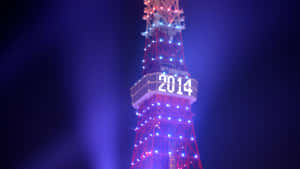 東京塔被藍色和紅色燈光照亮，夜間顯示2014。