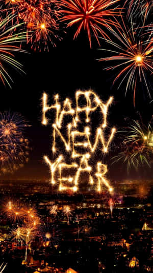 煙火照亮城市上空的夜空，以火花拼出「HAPPY NEW YEAR」。 — 煙火 壁紙