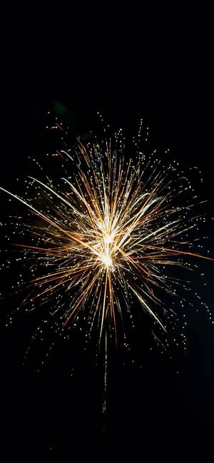 在夜空中爆炸的金色煙火。