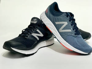 一雙New Balance跑鞋，黑色和藍色，白色鞋底和紅色點綴。 — 卡通鞋 壁紙