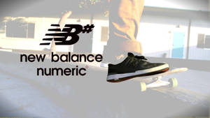 黑色New Balance Numeric運動鞋在滑板上，處於城市環境中。 — 滑板 壁紙
