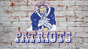 Patriots運動隊標誌繪在帶有紅色鏽跡的風化磚牆上。