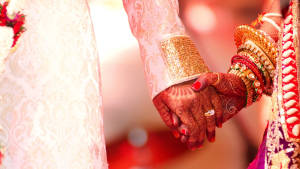 情侶的手以指甲花和手鐲結合的婚禮傳統。