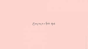 在柔和的粉紅色背景上手寫的引文「Every day is a fresh start」。
