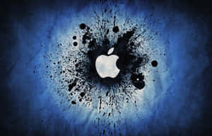 Apple標誌被黑色墨水飛濺環繞，置於藍色紋理背景上。