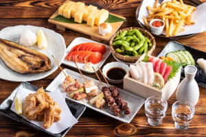 木桌上包括壽司、天婦羅和毛豆的日本料理拼盤 — 美食 壁紙