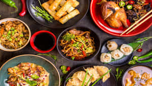 各種亞洲菜餚，包括餃子、麵條和春卷，配以新鮮裝飾和辣椒。