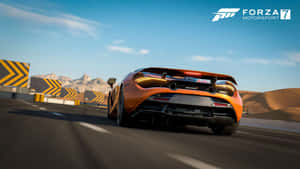 橙色McLaren賽車在沙漠賽道上，背景有山脈。 — 極限競速7 壁紙