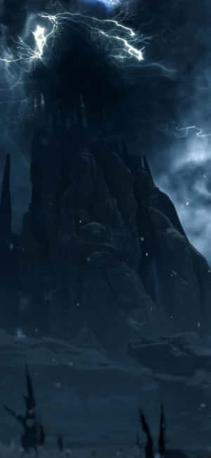 在暴風雨的天空下，一座高聳的黑暗山峰，頭頂閃電閃爍。