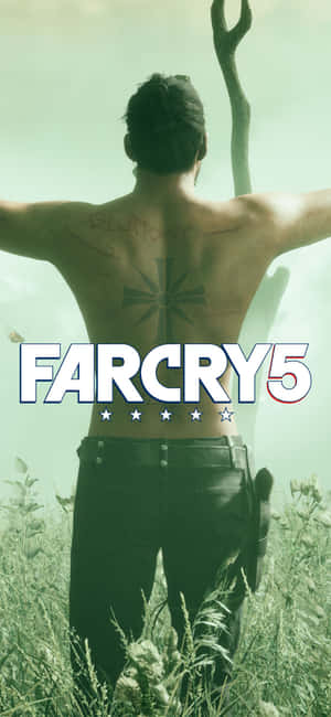 一個有紋身嘅男人喺高草叢中揸住一支杖嘅背面，帶有 Far Cry 5 標誌。