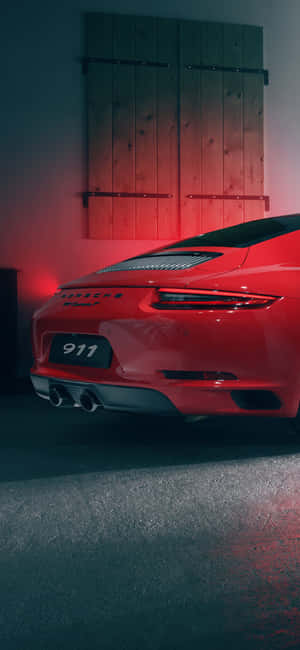 紅色保時捷911跑車在昏暗的車庫中，帶有紅色環境照明。