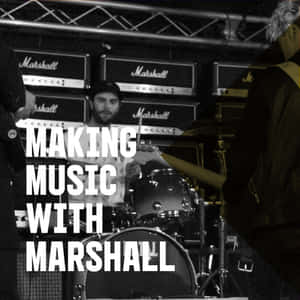 鼓手在 Marshall 音箱後演奏，帶有粗體文字疊加。