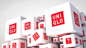 漂浮的白色立方體，帶有UNIQLO標誌和問號。