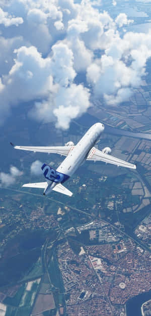 飛機從上方飛越雲層和鄉村 — 主畫面 壁紙