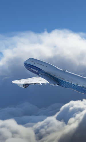 一架波音747飛機在藍天白雲上飛行。 — Tecno Megapad Pro 壁紙