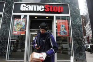 送貨員在GameStop店外手持包裹 — 遊戲 壁紙