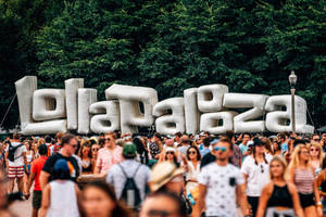 人們在大型充氣標誌下的Lollapalooza音樂節。