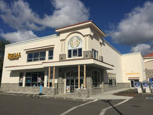 Regal Cinemas戲院建築，米色石外牆和藍天