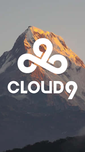Cloud9標誌疊加在日落時分的山上
