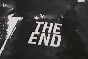 白色3D字母拼出'THE END'，在帶有油漆飛濺的深色紋理背景上。