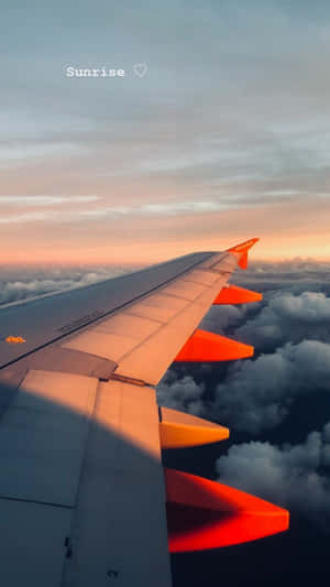 黎明時分雲端上的飛機機翼
