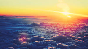 從上方俯瞰色彩繽紛的雲層上的日出 — 唯美雲朵動態 壁紙