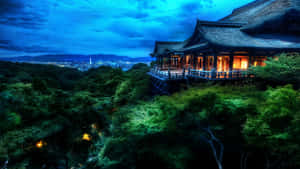 一座發光的寺廟隱藏在綠樹中，俯瞰著暮色中的城市。