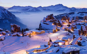 黃昏時分，白雪覆蓋的山村亮起燈光，霧氣在山谷中翻滾。
