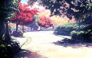 一條蜿蜒的小徑穿過公園，公園裏有色彩繽紛的樹木，沐浴在溫暖的日落餘暉中。