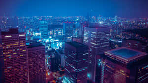 夜間城市景觀，有明亮的摩天大樓和發光的街道。