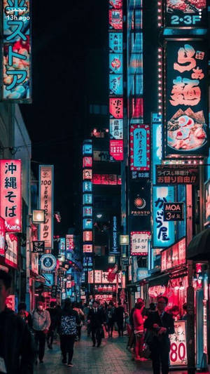 夜晚東京的霓虹燈街道，閃爍的招牌和行人。