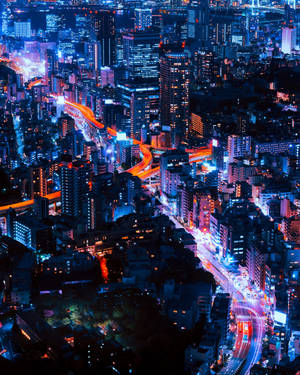 夜晚鳥瞰繁華城市，有發光的霓虹燈和流動的交通。