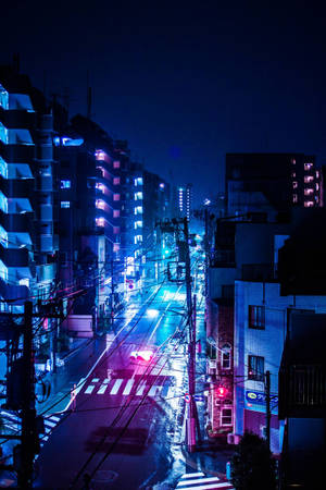 夜晚霓虹燈照亮都市街道，濕漉漉的路面反射出繽紛燈光。