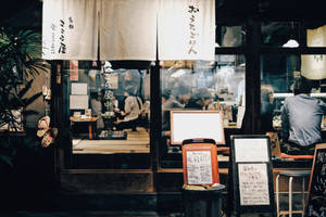 夜晚有顧客在內用餐的舒適日本餐廳。 — 日本 壁紙