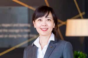 專業女性穿著商務服裝在現代辦公室環境中微笑。 — 動漫打鬥 壁紙