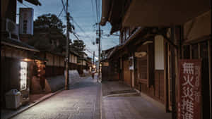 黃昏時分一條寧靜的日本街道，有木造建築和燈籠。