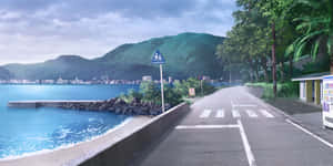 多雲天空下，碧綠海水和綠色山丘的海岸道路