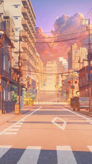 動漫城市街道在日落時分，建築物上方有溫暖的粉紅色和橙色雲彩，前景有斑馬線。