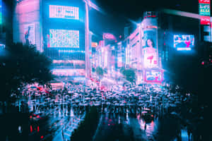 雨夜的東京街道，閃爍的霓虹燈招牌和撐傘的人群。