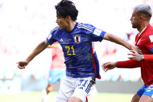 日本足球員21號在比賽中盤球越過對手。 — 日本 壁紙