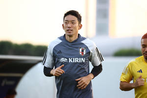 日本足球運動員在傍晚訓練期間慢跑。 — 日本 壁紙