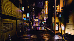 夜晚，日本城市狹窄小巷中，霓虹招牌在潮濕的路面上閃耀。 — 暗夜城市 壁紙