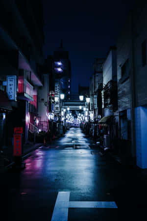 日本夜晚的小巷，帶有發光的霓虹燈招牌和潮濕路面的倒影。 — 夜景城市 壁紙