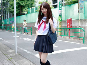 日本女學生穿著水手服在城市人行道上行走 — 日本 壁紙