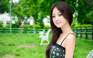 年輕女性在綠色公園中微笑，身後有白色長椅。